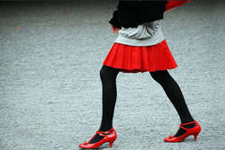 Medias Un conjunto rojo con medias negras