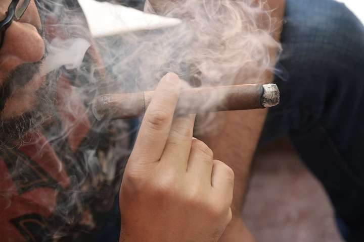 Fumar un puro. Fumar un puro habano