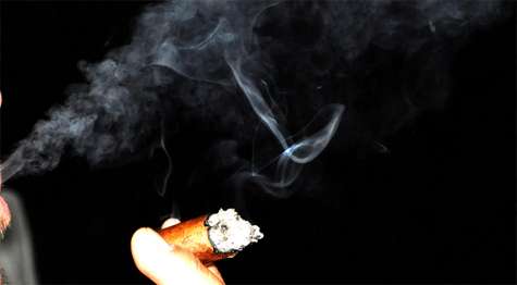Fumar. Cómo fumar un puro habano.