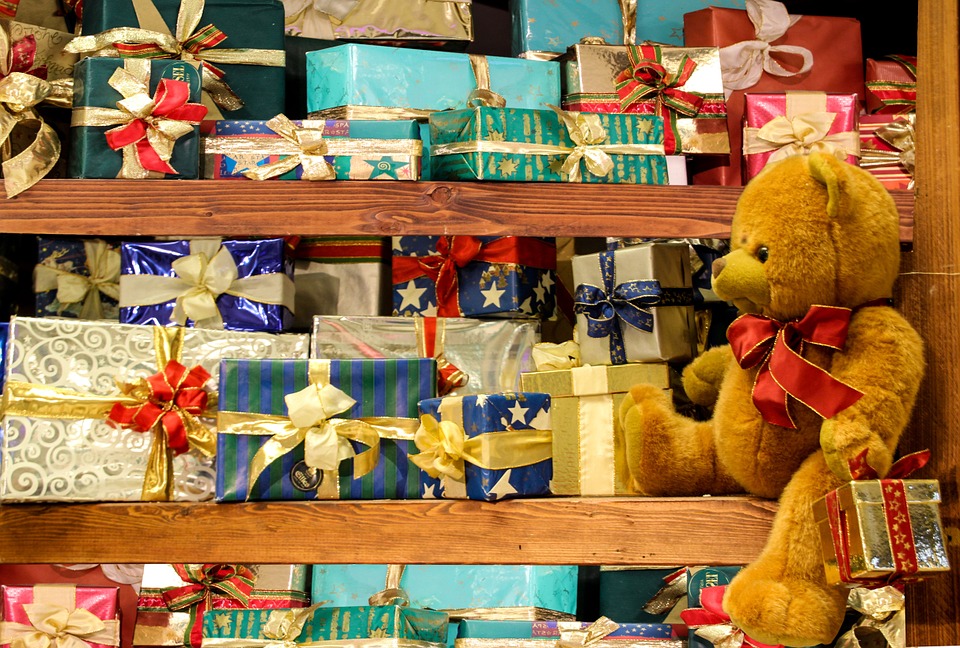 Estantería con regalos. Estantería con regalos