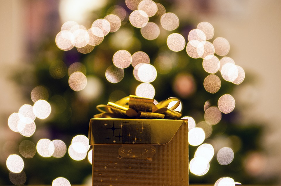 Regalo elegante. Regalo envuelto en papel dorado