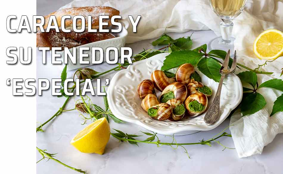 Plato de caracoles. Plato de caracoles y su tener especial de dos puntas para poder extraerlos de su concha