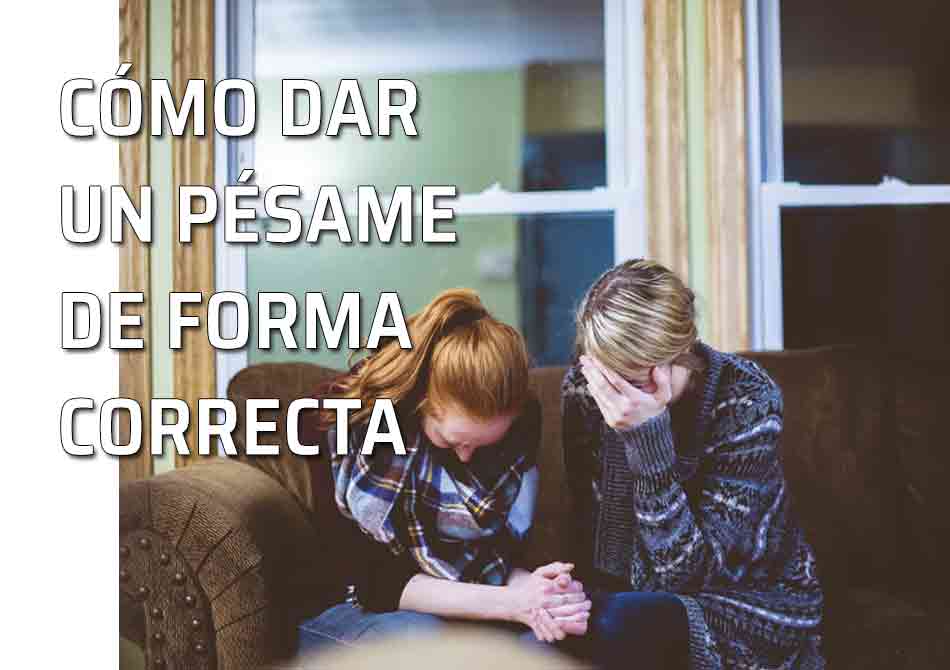 Cómo debemos comportarnos en un velatorio en un funeral. Una pareja se consuela