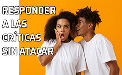 Icono críticas negativas Un chico criticando a una persona