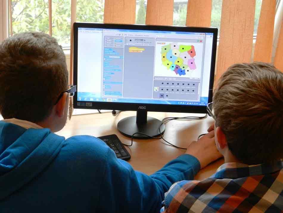 Buenos modales y tecnología. Es necesario un manual de buenos modales para las nuevas tecnologías. Padre e hijo al ordenador