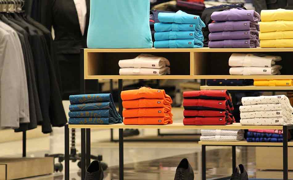 Combinar colores ropa. Cómo combinar bien los colores de nuestro vestuario. Ropa en un establecimiento comercial