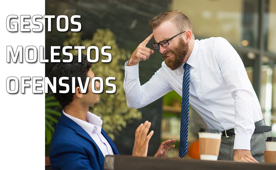 Gestos molestos y ofensivos. Un hombre le indica a otro, con un gesto, que en qué estaba pensando