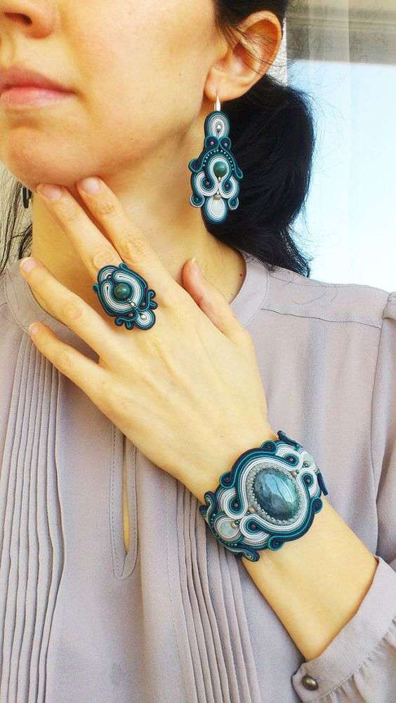 Juego bisuteriía. Pulsera, anillo y pendientes