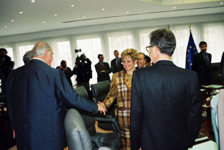 Helmut Kohl saludando. Helmut Kohl saludando