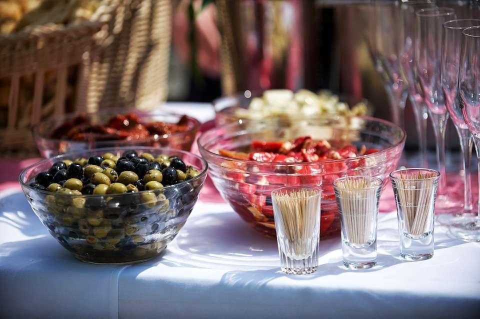 Mesa con apertitivos. Mesa con aperitivos
