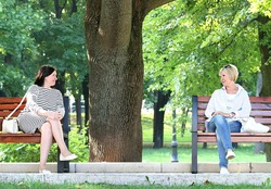 Conversación Dos mujeres charlando - platicando