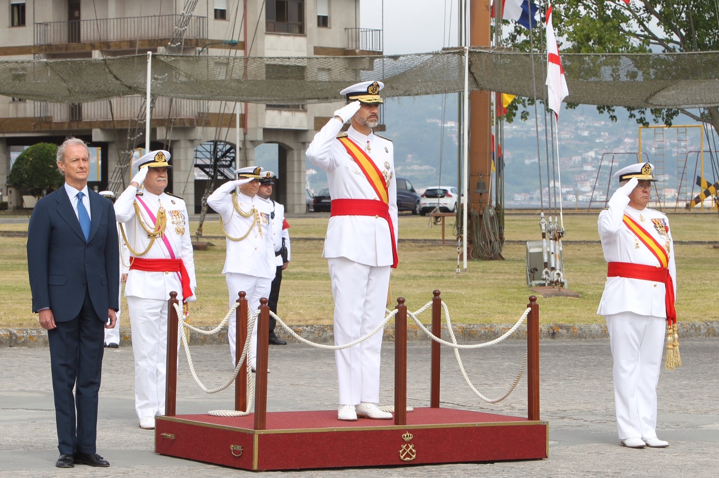 Saludos escuela naval de Marín, Pontevedra. Felipe VI recibe Honores de Ordenanza antes del comienzo de los actos. Escuela Naval Militar de Marín, Pontevedra