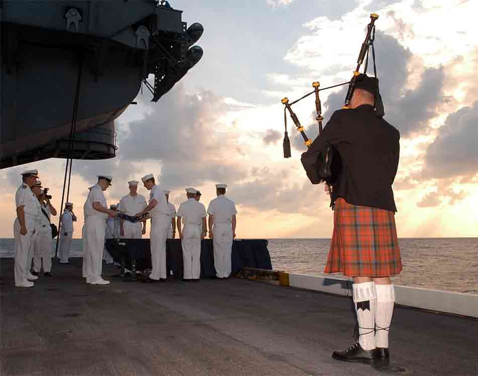 Saludos en un buque. Saludo musical y parada militar en el saludo naval. Saludos con música en un buque