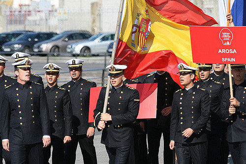 Caballeros Guardiamarinas con bandera de España. Caballeros Guardiamarinas de Arosa con bandera de España