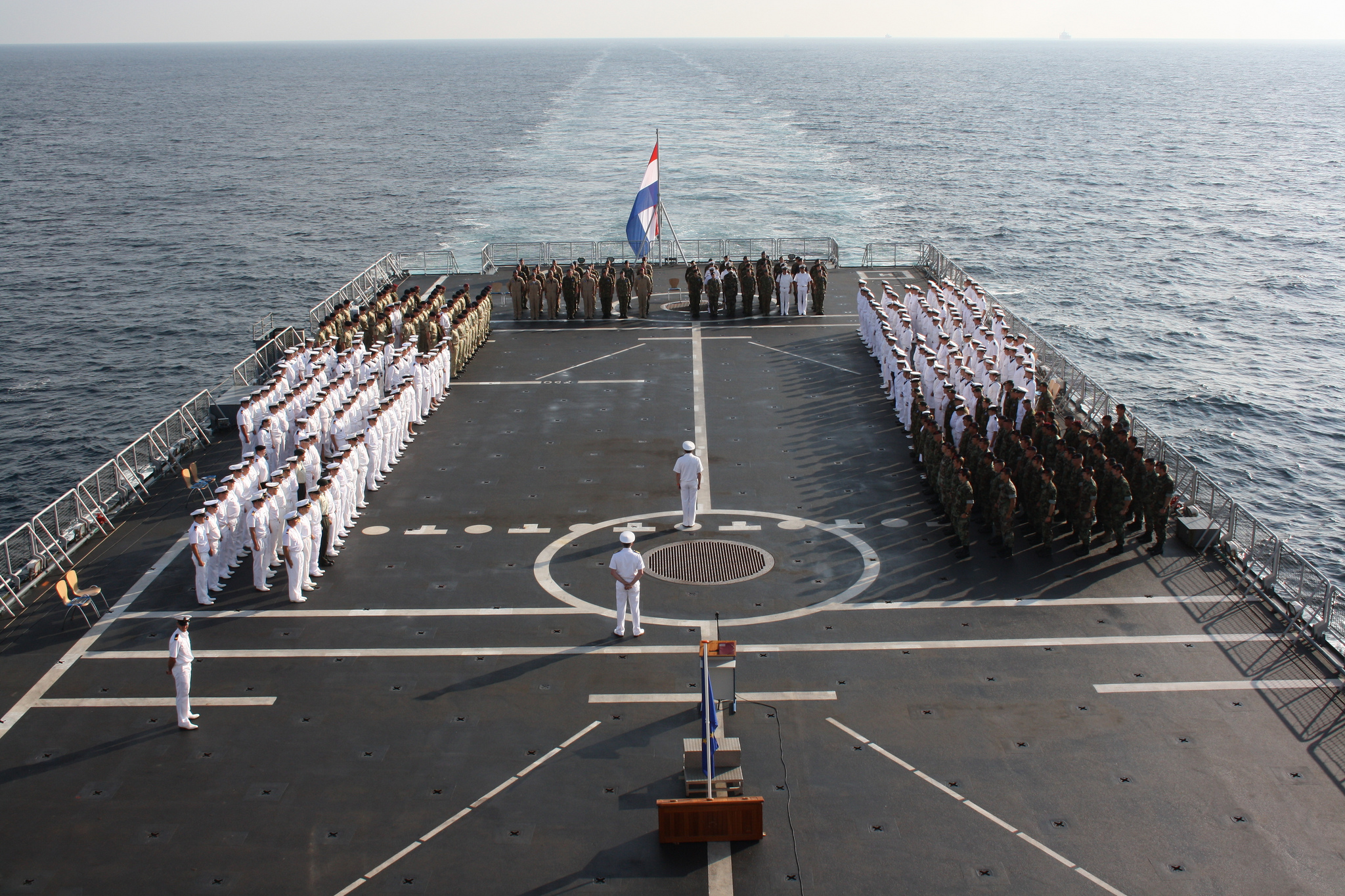 Buque Johan de Witt. Hombres y mujeres militares que sirven a bordo del buque insignia holandés HNLMS Johan de Witt