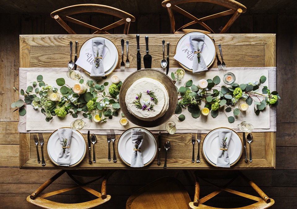 Mesa para una comida. Mesa decorada para una comida