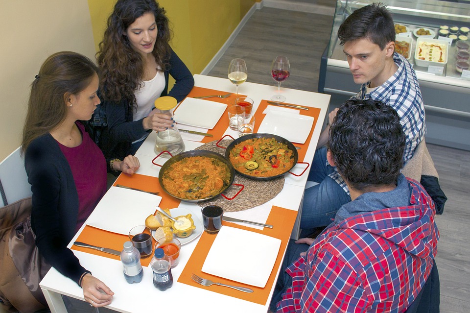 Compartir nesa y comida. Comida de arroces en compañía