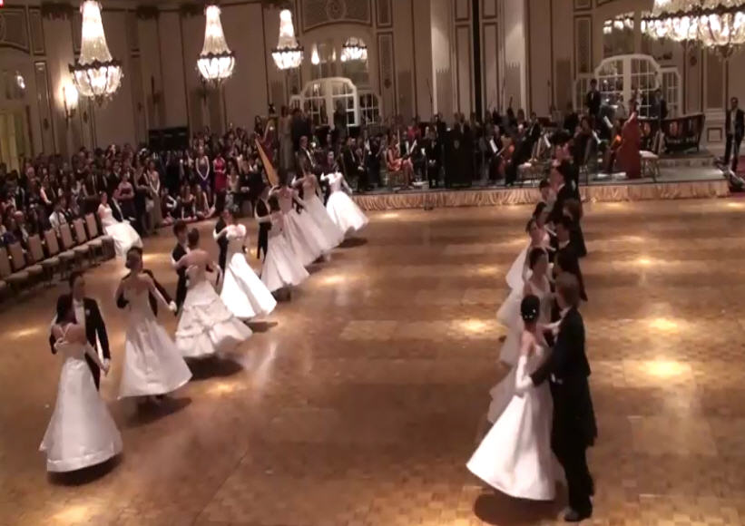 Puesta de largo. Baile de debutantes. Debutantes vestidos de gala bailan un Vals con orquesta en directo.
