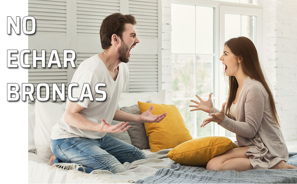No echar broncas a los demás. Una pareja discute de forma acalorada. Echar una bronca