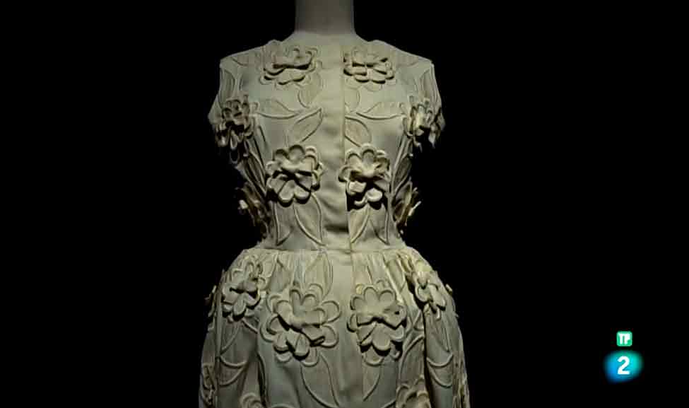 Modelo flores Pertegaz Vestido de alta costura con flores bordadas de Manuel Pertegaz