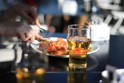 Comer con los cubiertos Comer correctamente con los cubiertos