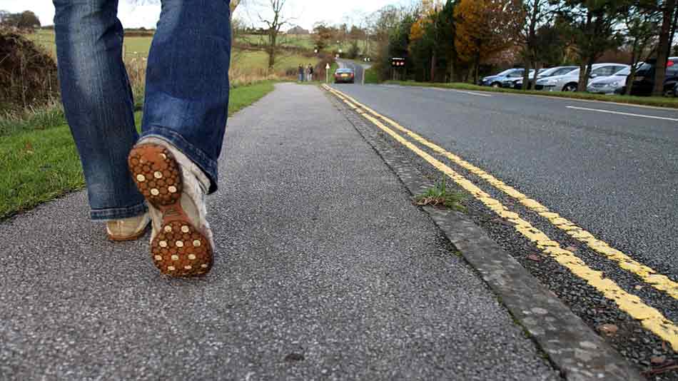 La forma de caminar. Los movimientos que hacemos al caminar también comunican. Joven pasenado