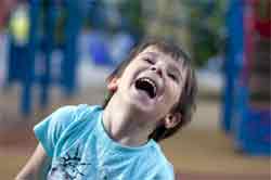Icono una buena sonrisa Sonreír es algo universal. Las cosas de las que nos reímos ya nos son tan universales. Niños sonriendo