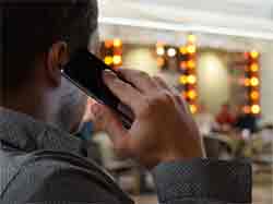 Icono gestos al teléfono Qué gestos hacemos cuando hablamos por el teléfono móvil o celular. Contestar una llamada