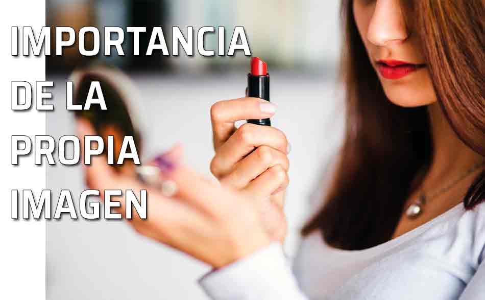 Importancia imagen. Mujer se mira al espejo