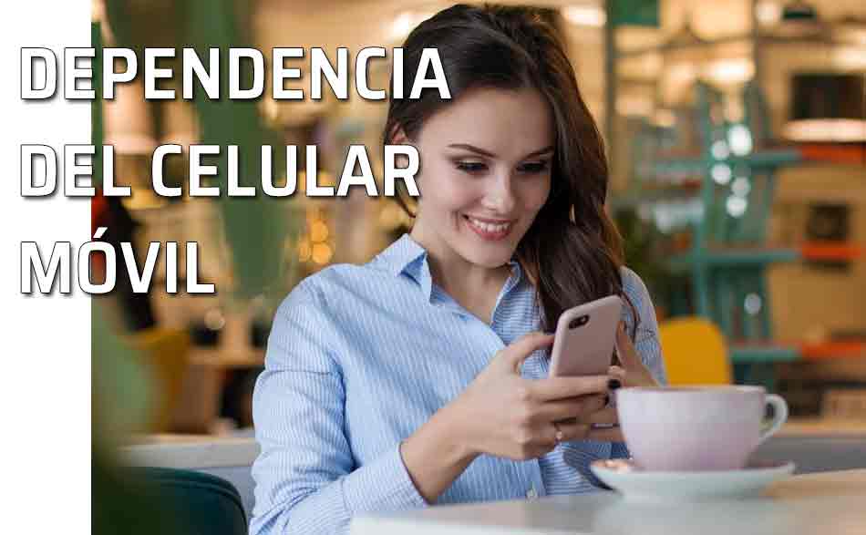 Dependencia teléfono movil-celular. Mujer utiliza el teléfono celular-móvil