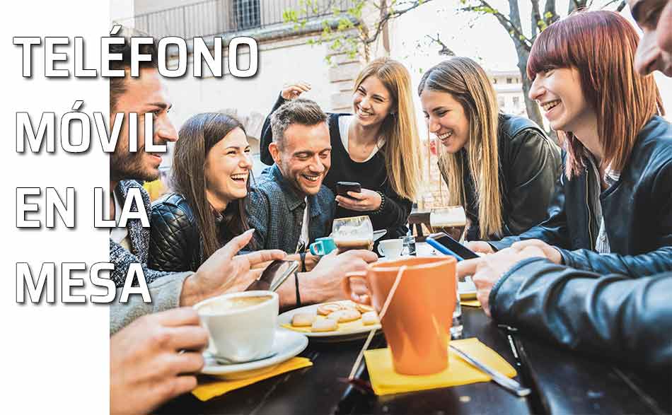 Móvil-Celular en la mesa Pandilla de amigos en la mesa con sus teléfonos móviles-celulares