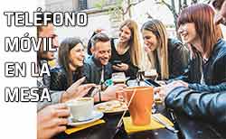 Icono móvil-celular en la mesa Pandilla de amigos en la mesa con sus teléfonos móviles-celulares