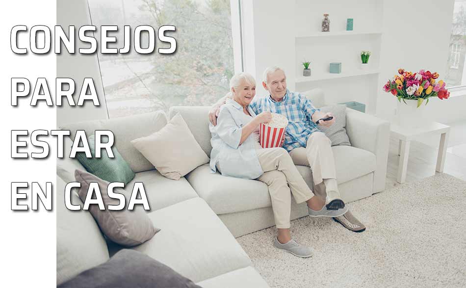 Convivir en casa. Pareja preparados para una tarde de series y televisión