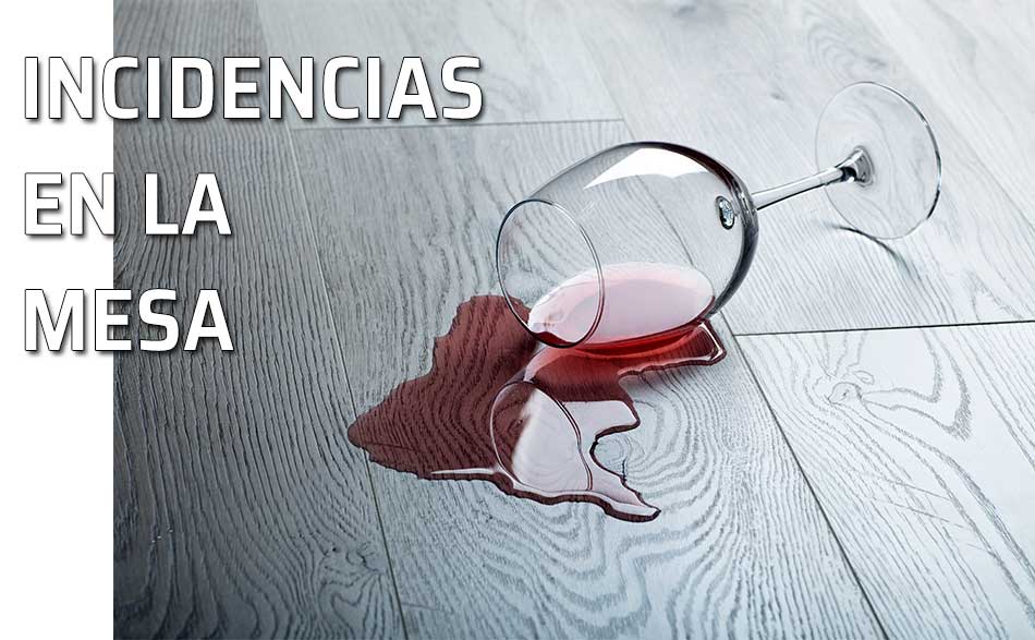 Incidencias en la mesa. Derramar vino. Un pequeño accidente en la mesa