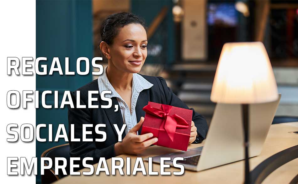 Regalos oficiales, empresariales y sociales. Una mujer recibe un regalo en su oficina