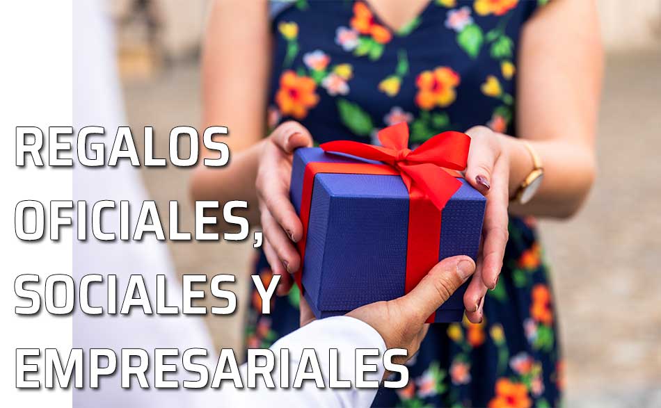 Hacer un regalo. Una mujer recibe un regalo