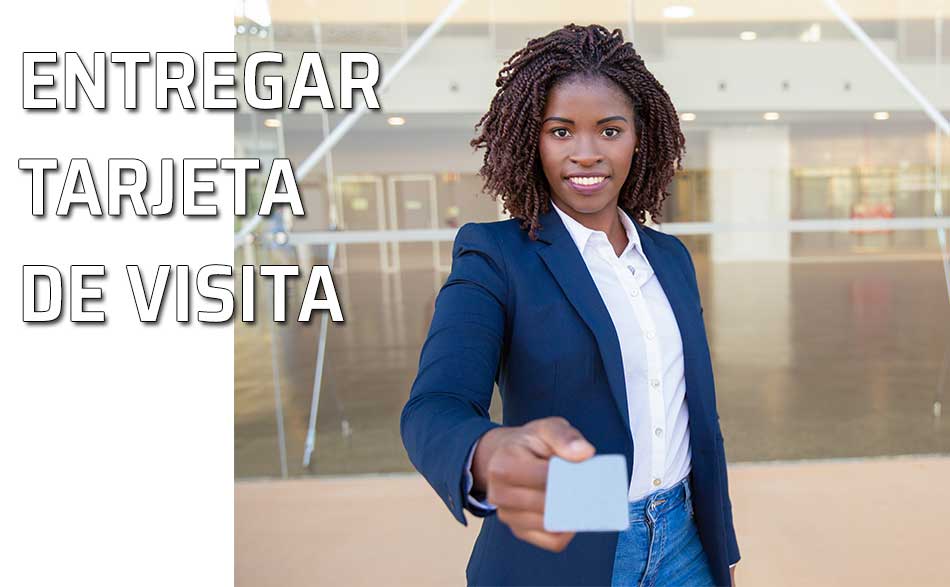 Entregar tarjetas de visita. Una mujer de negocios entrega una tarjeta de visita