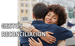 Gestos de reconciliación Dos personas se dan un abrazo como muestra de reconciliación