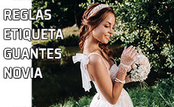 Novia posa para las fotos con unos guantes conjuntados con su traje de novia