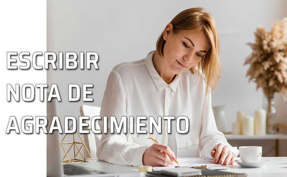 Una mujer escribe una nota de agradecimiento
