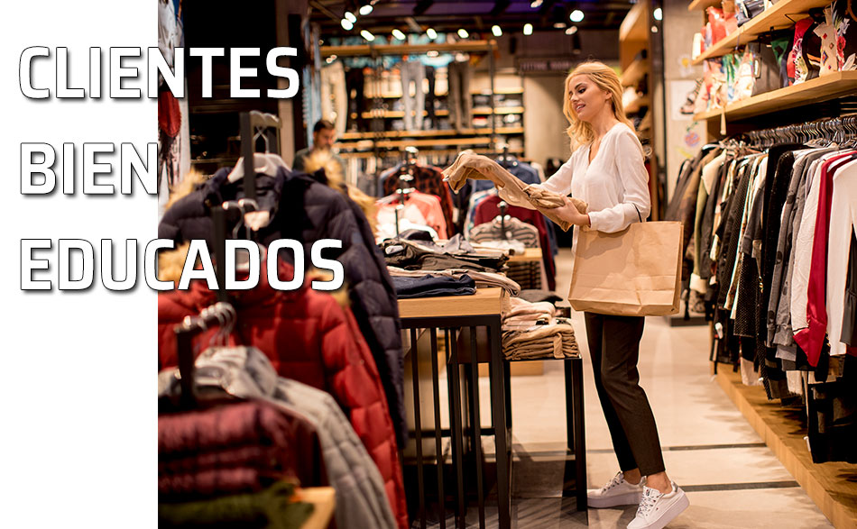Clientes bien educados. Una mujer mira unas prendas de ropa en una tienda
