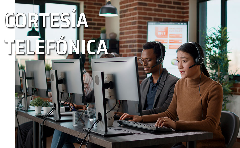 Cortesía al teléfono. Trabajadores de un call center responden a las llamadas