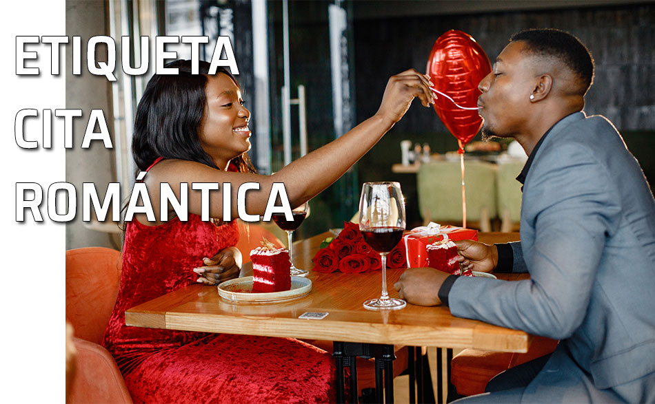 Etiqueta cita romántica. Una pareja comparte su tarta de forma divertida