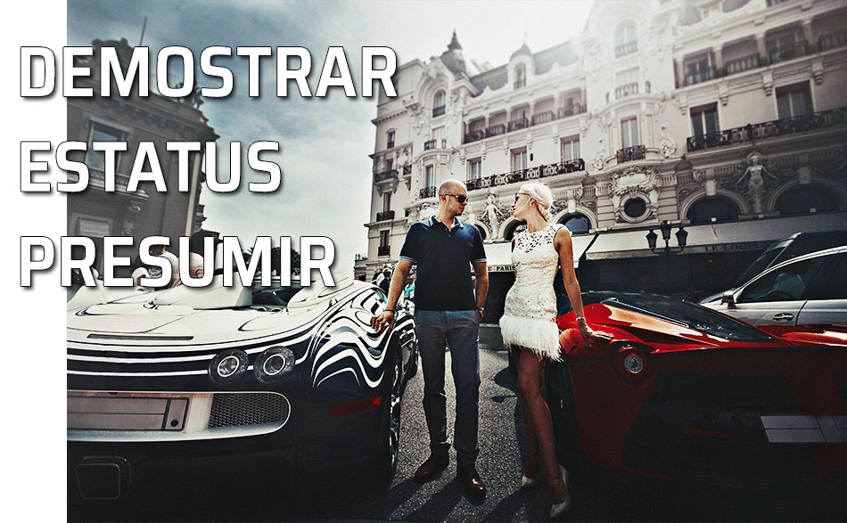 Consumo conspicuo Presumir de lujo y estatus. Una pareja nos muestra varios coches de lujo