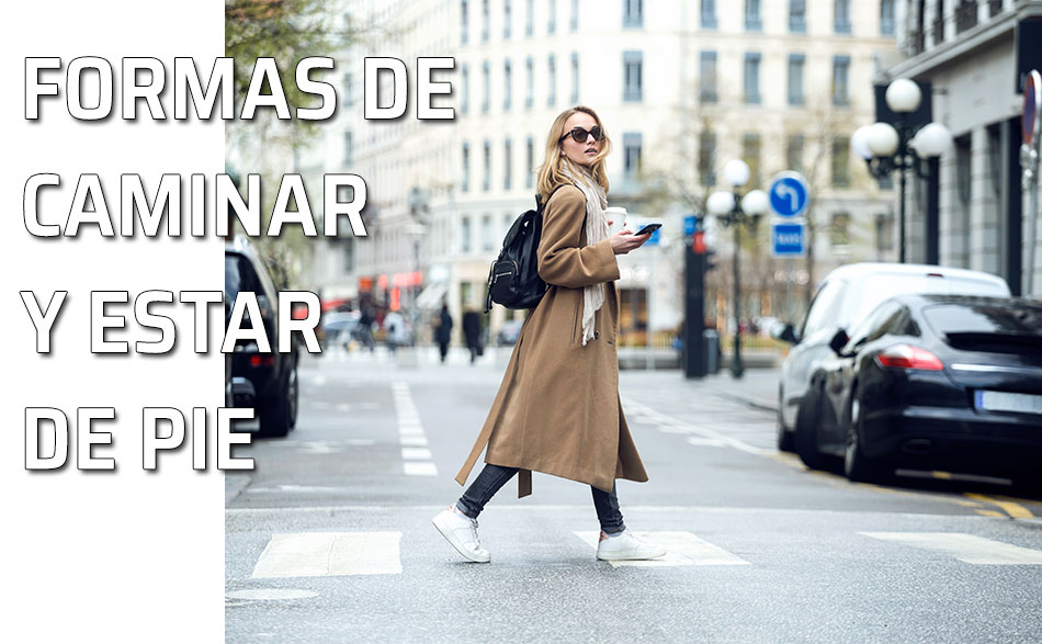 Formas elegantes de caminar y estar de pie. Una mujer cruza un paso de peatones