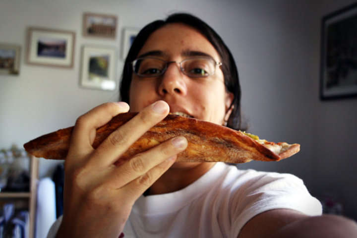 Comer pizza. Comer pizza con las manos
