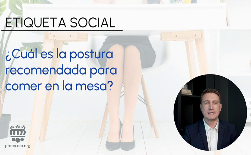 Sentarse a la mesa correctamente debe aprenderse desde pequeños