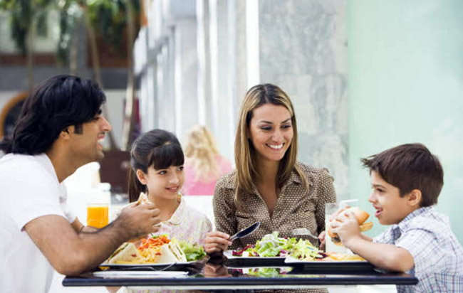 Familia. Comida familiar en un restaurante