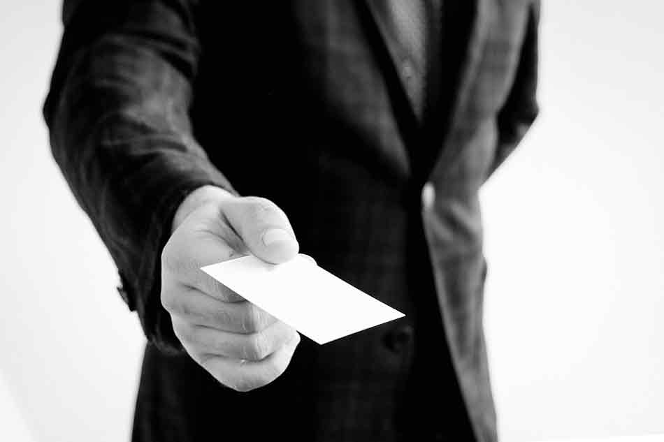 Dejar una tarjeta de visita. Si no estaban los dueños en la casa se dejaba una tarjeta de visitar. Dar una tarjeta de visita