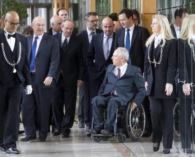 Wolfgang Schaeuble, en silla de ruedas. Wolfgang Schaeuble, en silla de ruedas, junto a Michel Sapin, y Pier Carlo Padoan